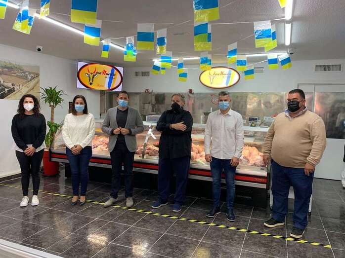 El alcalde y la concejala en el nuevo negocio/TA.